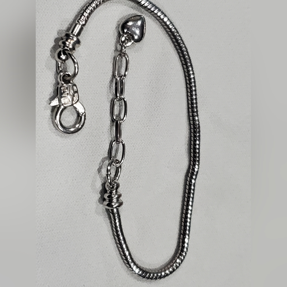 Silver tone charm/bead bracelet
